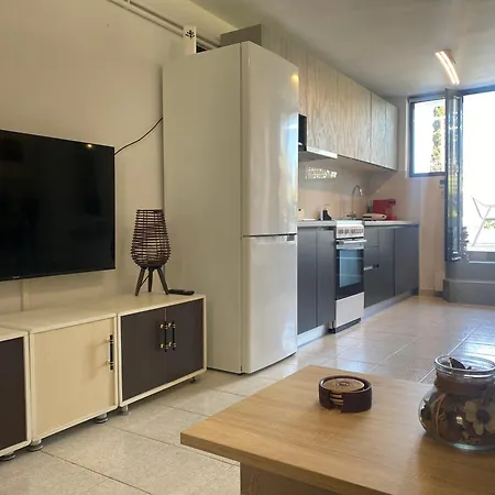 Апартаменты Roula S Cozy With Private Yard & Parking *