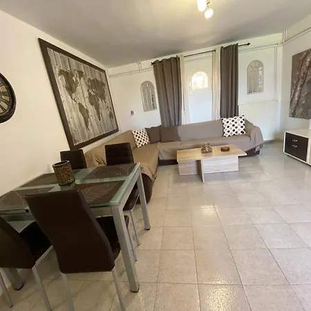 Roula S Cozy With Private Yard & Parking *