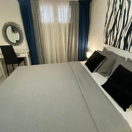 Roula S Cozy With Private Yard & Parking *