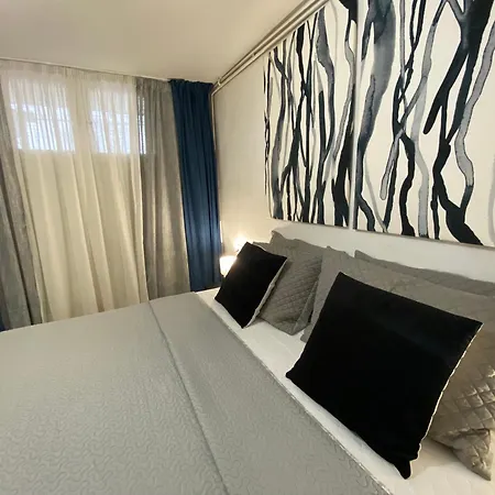 Апартаменты Roula S Cozy With Private Yard & Parking