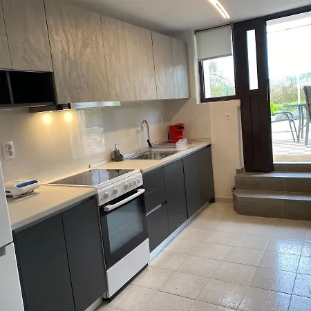 Roula S Cozy With Private Yard & Parking *