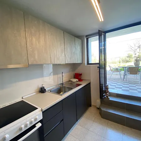 Roula S Cozy With Private Yard & Parking