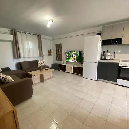 Roula S Cozy With Private Yard & Parking