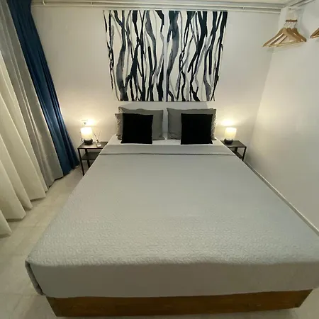 Roula S Cozy With Private Yard & Parking Vátos